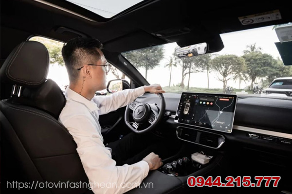Lái xe điện VinFast